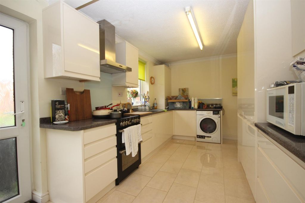 Property photo 3 of 16 Kitchen