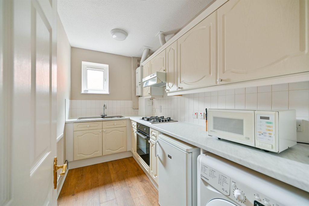 Property photo 2 of 9 Kitchen