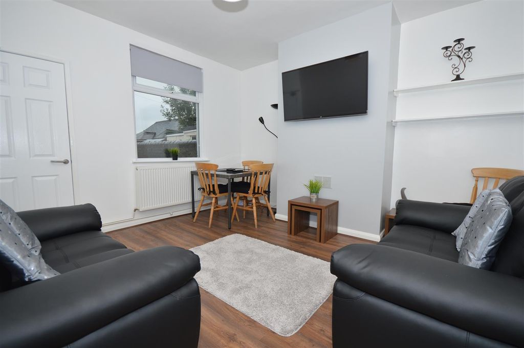 Property photo 3 of 9 8 Sheppard Street (65).Jpg