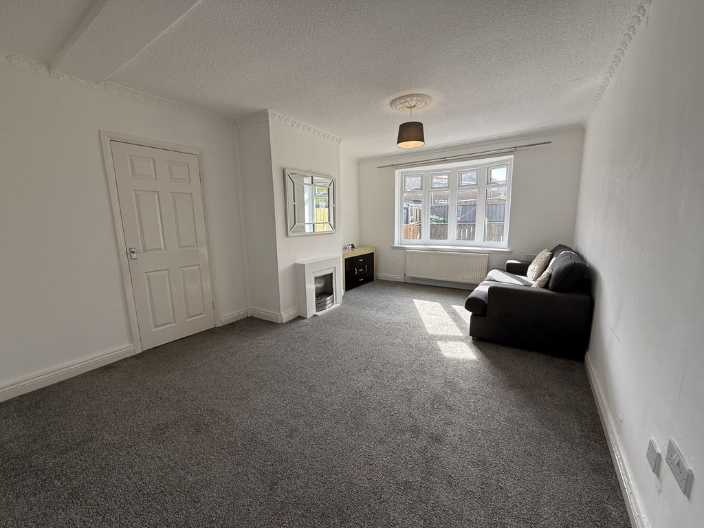 Property photo 3 of 11 Image00025