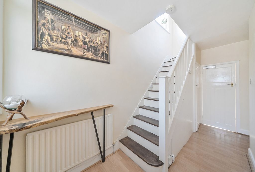 Property photo 3 of 16 Entrance Hall