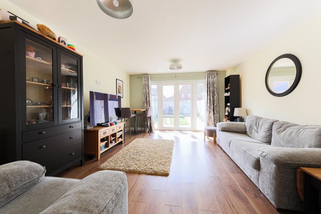 Property photo 3 of 15 Lounge