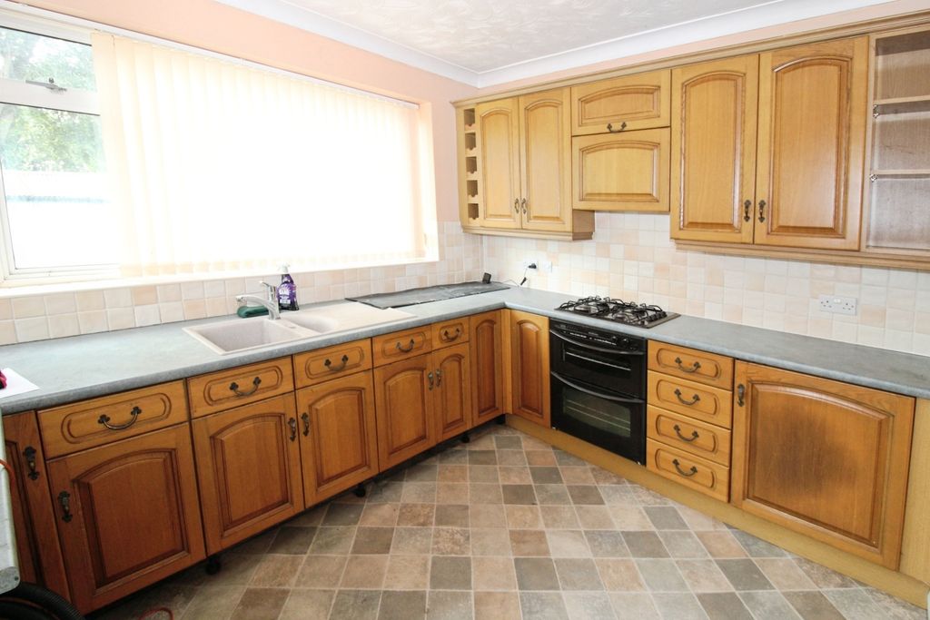 Property photo 3 of 10 Fitted Kitchen