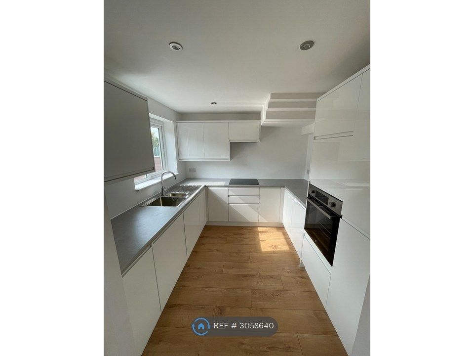 Property photo 3 of 11 Kitchen