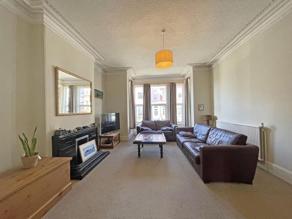 Property photo 2 of 15 Beechwood Avenue 26 - Gff Lounge Front.Jpg