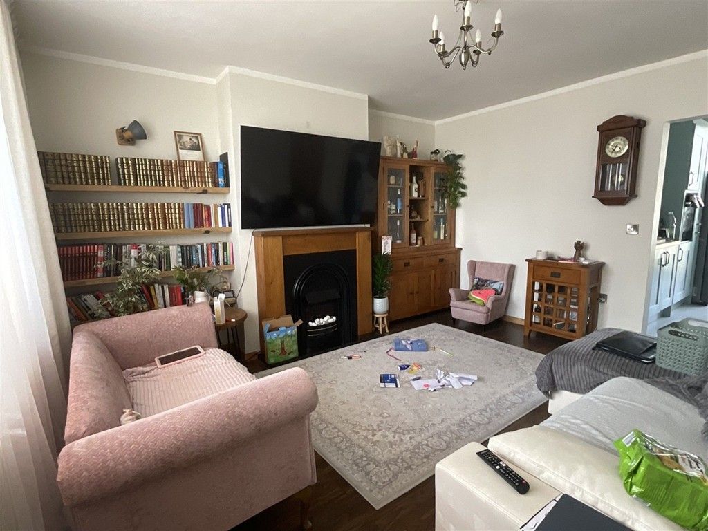 Property photo 3 of 16 Lounge