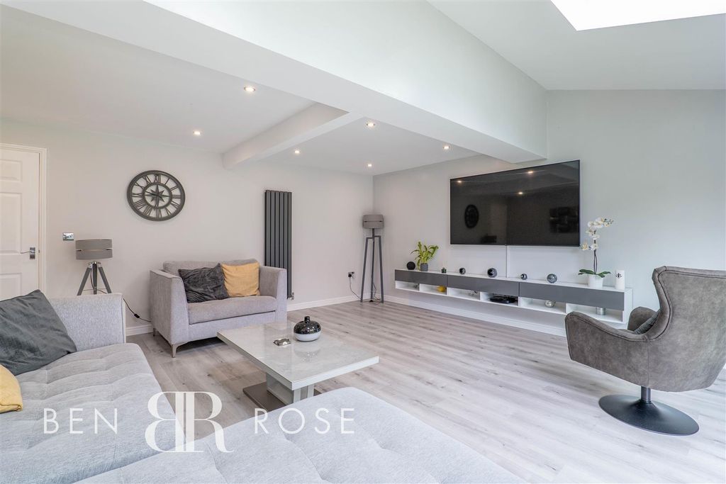 Property photo 2 of 33 Lounge