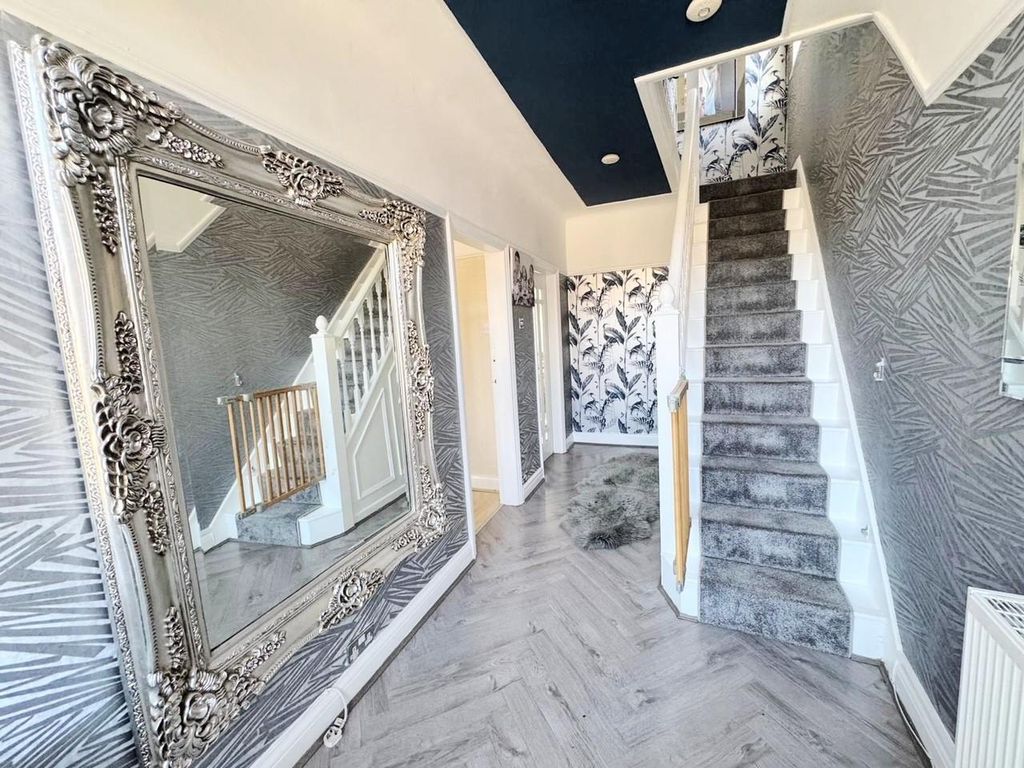 Property photo 2 of 17 Entrance Hall