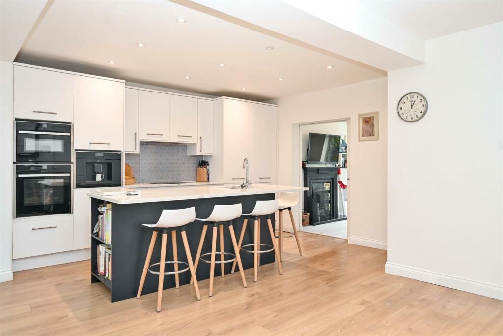 Property photo 3 of 21 Kitchen