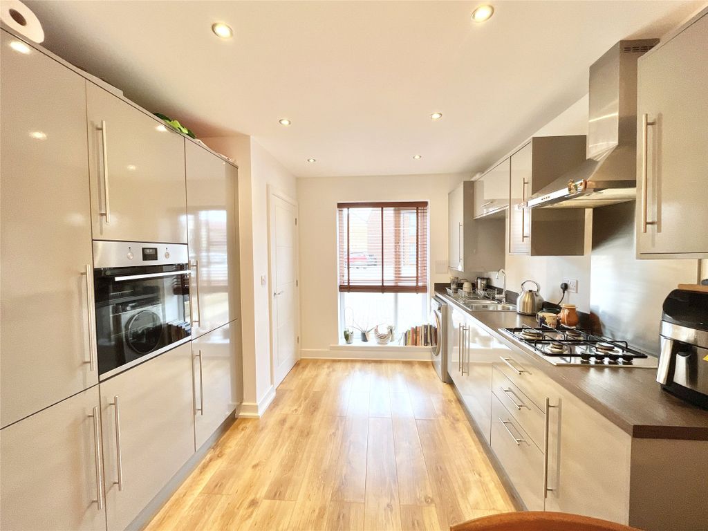 Property photo 2 of 17 Dining Kitchen