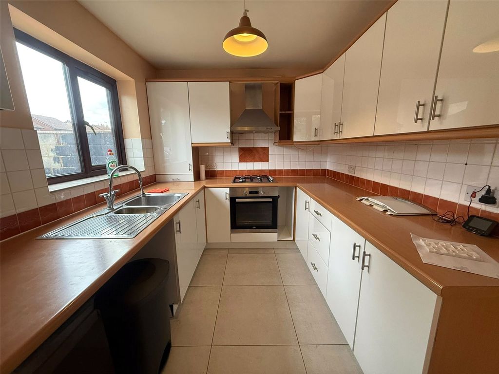 Property photo 3 of 11 Kitchen