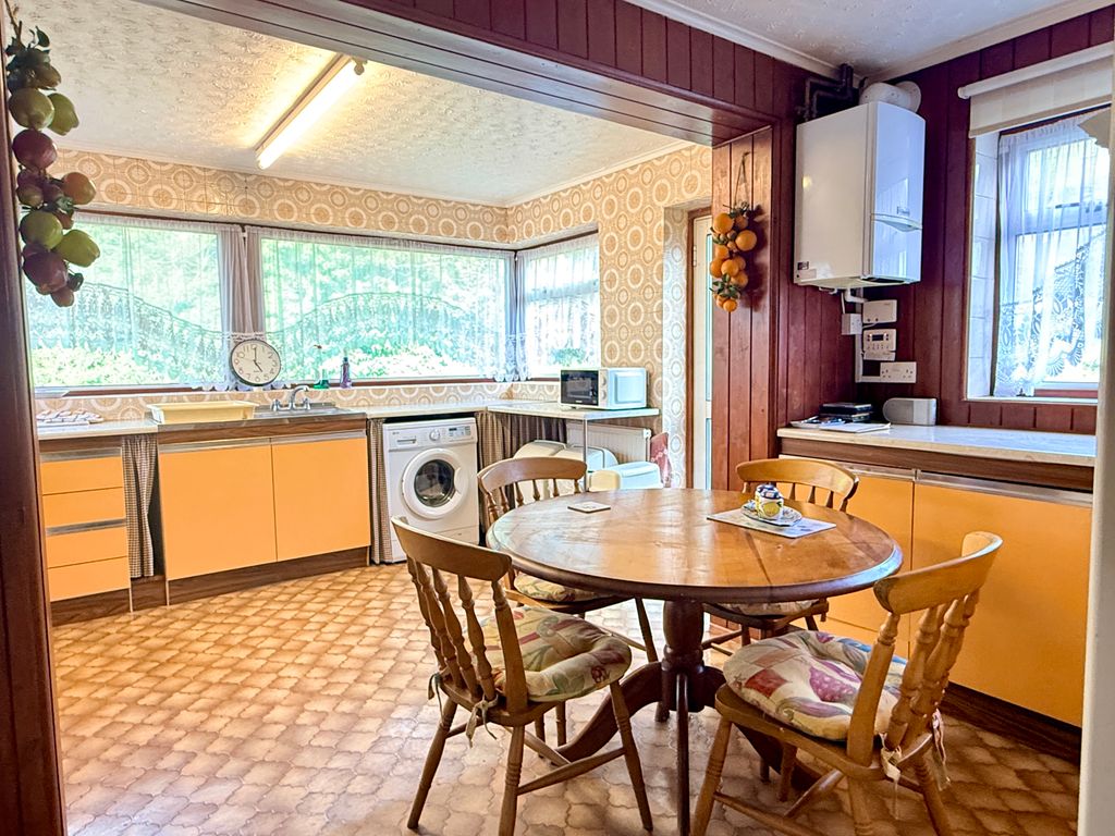 Property photo 3 of 18 Kitchen