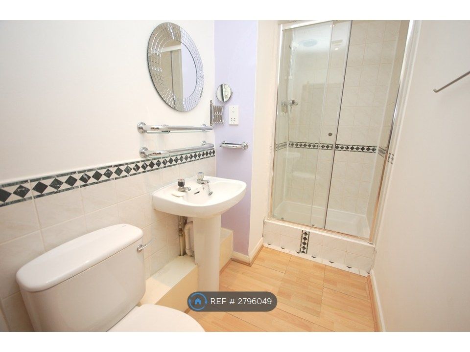 Property photo 3 of 10 Bathroom