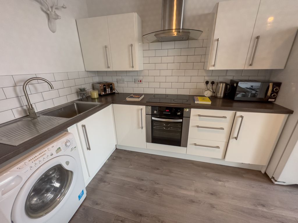 Property photo 3 of 6 195 Kensington11