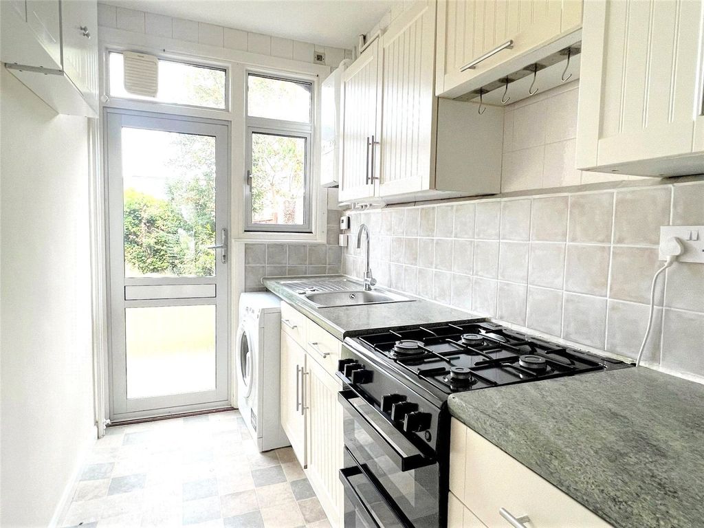 Property photo 3 of 8 Kitchen