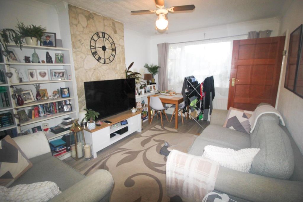 Property photo 2 of 7 Lounge