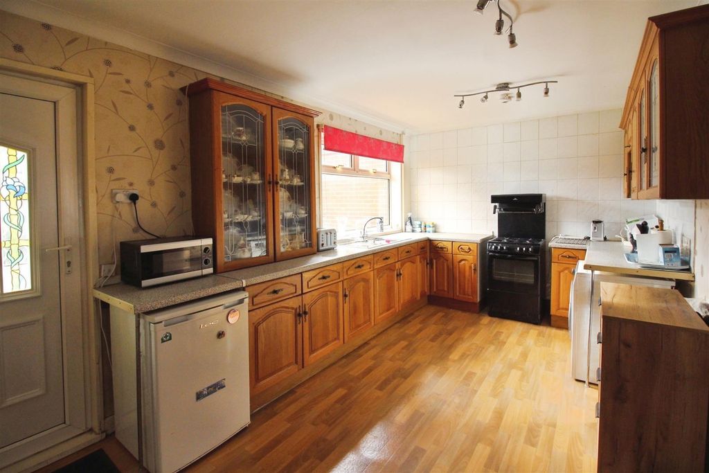 Property photo 3 of 11 Kitchen