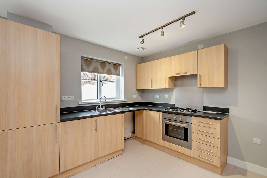 Property photo 3 of 27