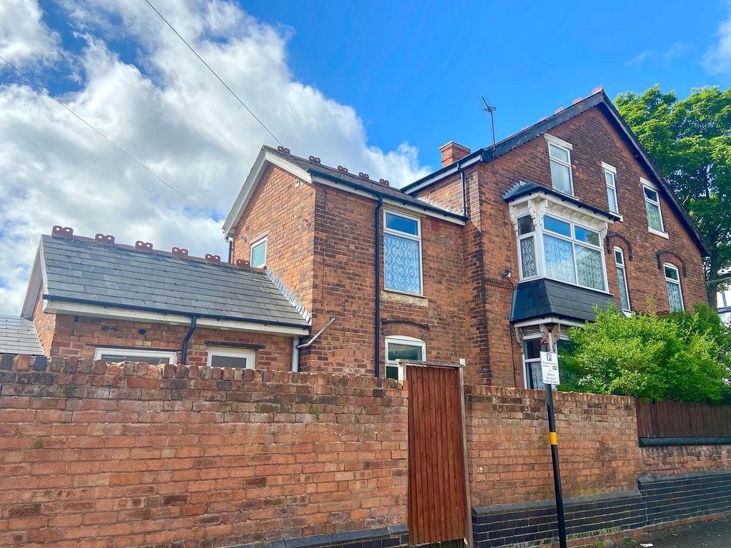Property photo 1 of 10 Large Family Home Close To Birmingham And Amenities