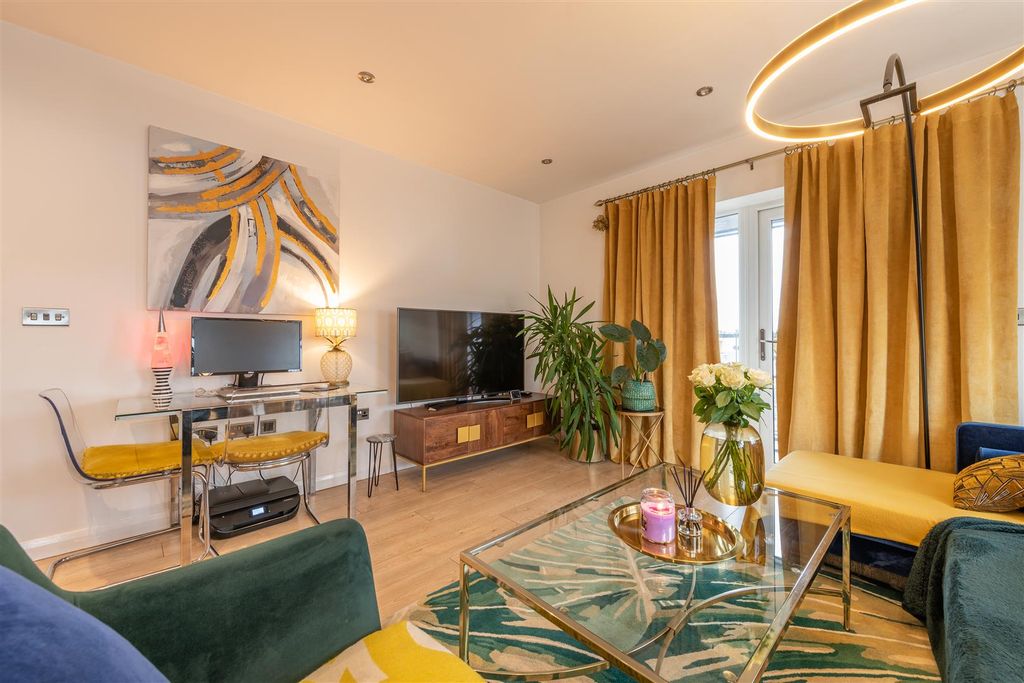 Property photo 2 of 18 Thornbury Way E17