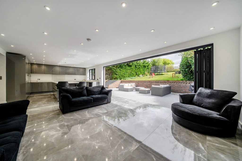 Property photo 3 of 23 1446785-20-69E0Bf...