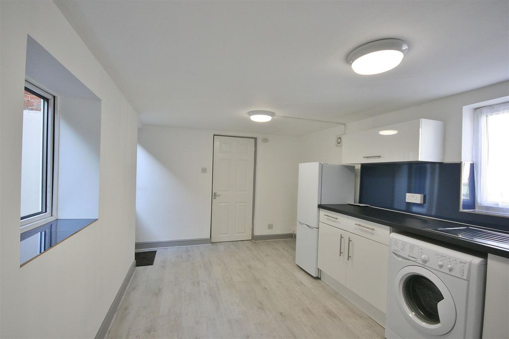 Property photo 3 of 8 Kitchen