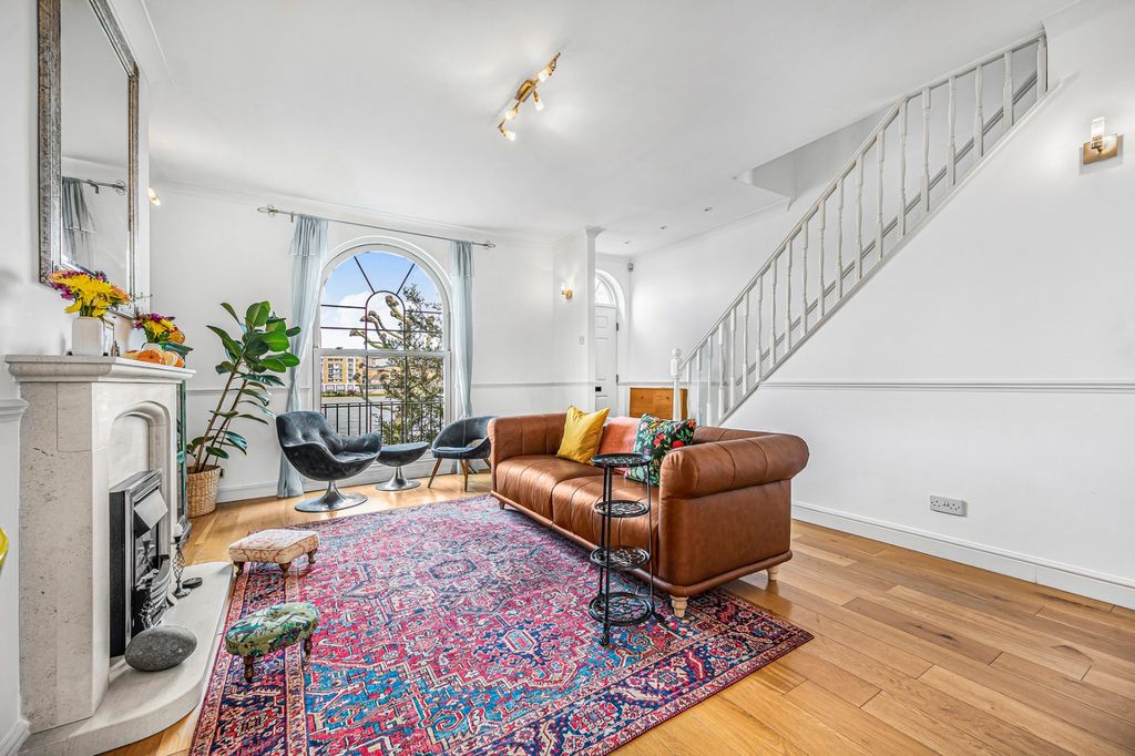 Property photo 2 of 18