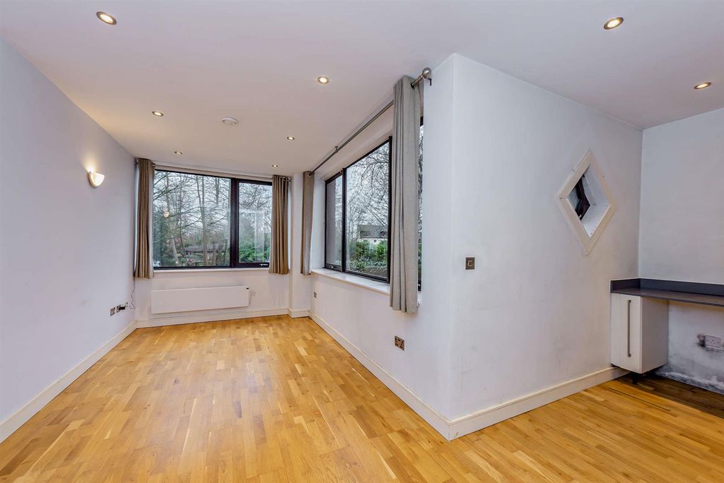 Property photo 2 of 10 8634125-Interior02-800.Jpg