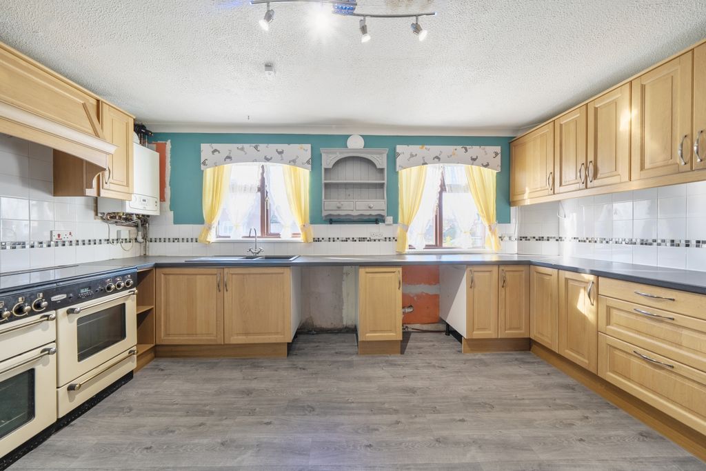 Property photo 3 of 16 Walton Park Kitchen