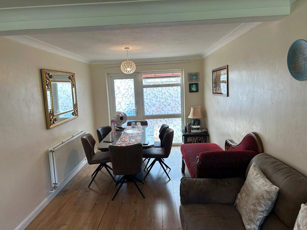 Property photo 3 of 9 Dining