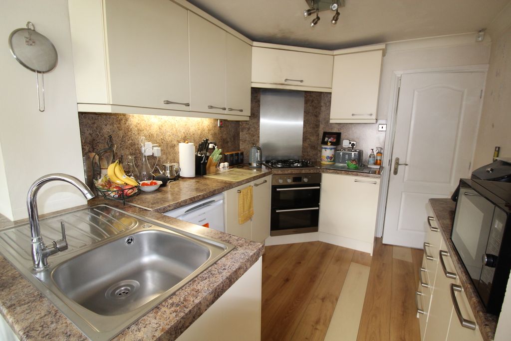 Property photo 3 of 19 Kitchen