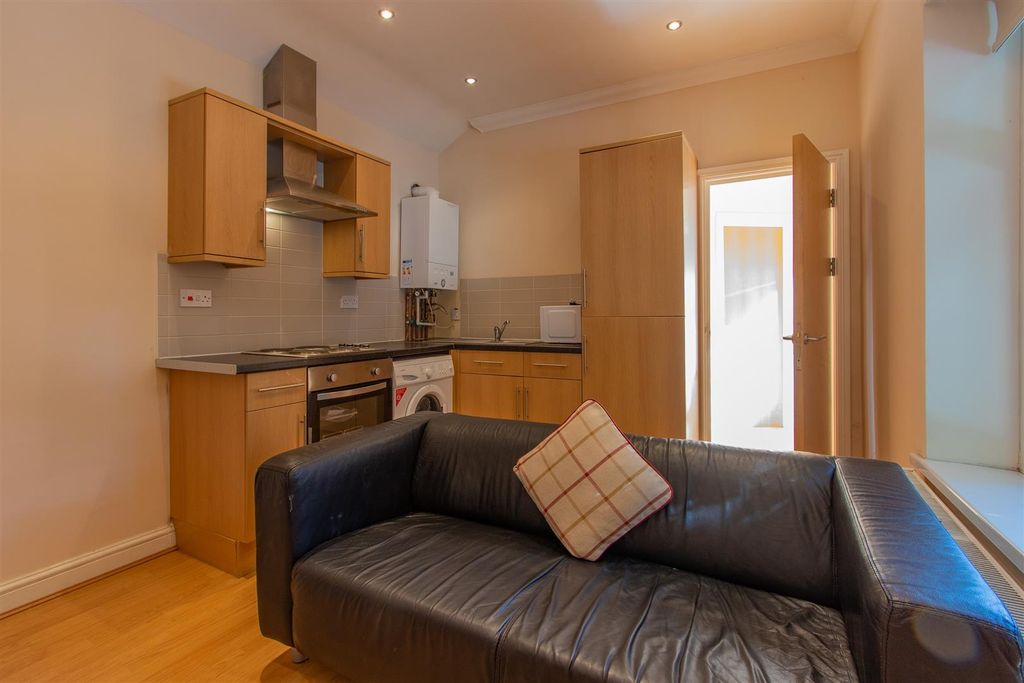 Property photo 2 of 6 Llantwitt Street 3-3.Jpg