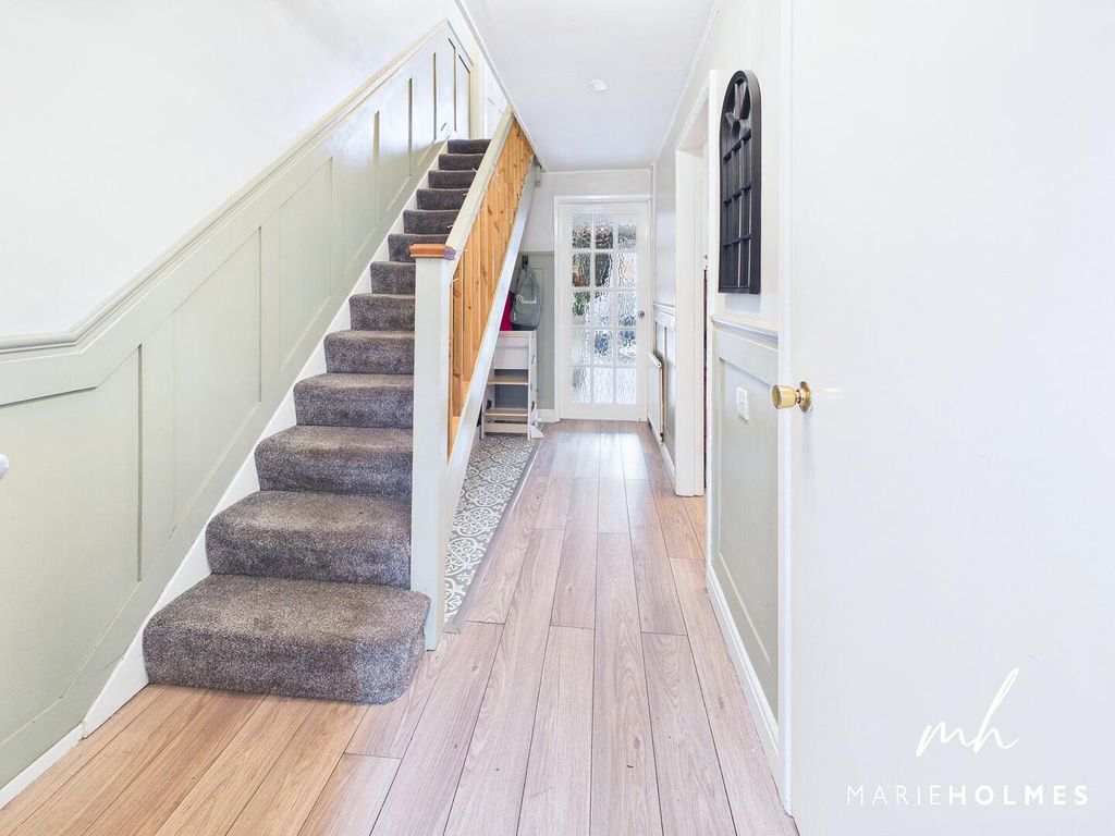 Property photo 2 of 18 Hallway