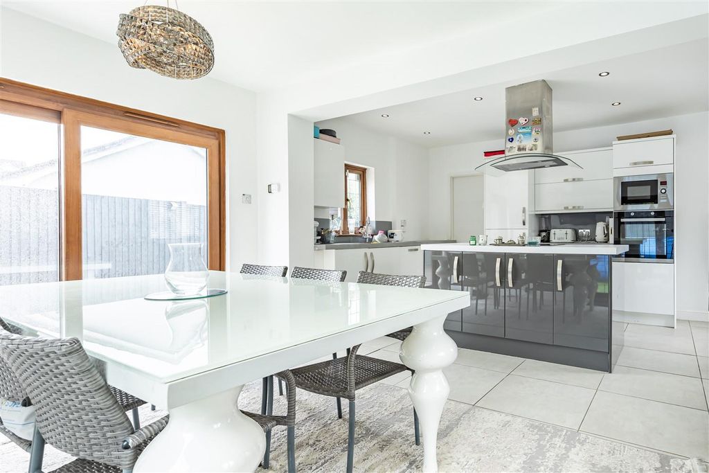 Property photo 2 of 14 1  Chivers Square    (4).Jpg