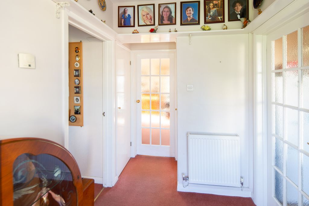 Property photo 3 of 17 Entrance Hall