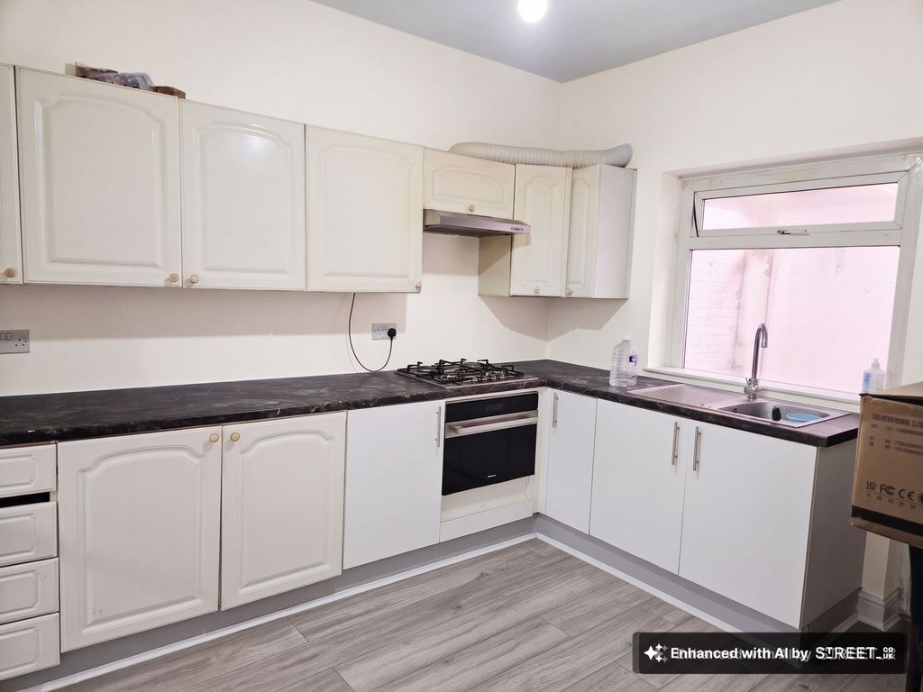 Property photo 3 of 4 Kitchen