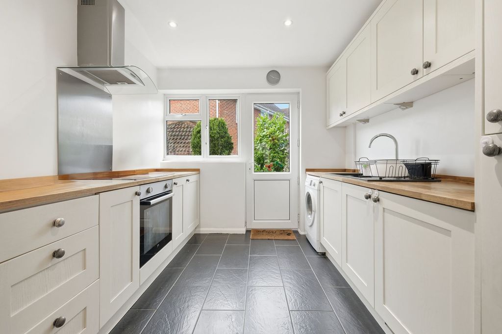 Property photo 2 of 16 Fitted Kitchen