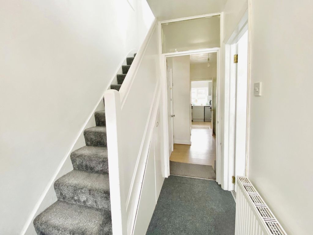 Property photo 2 of 11 Hallway