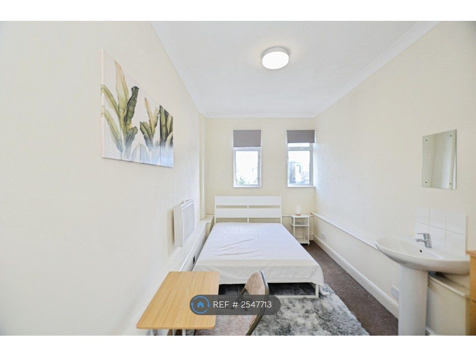 Property photo 1 of 23 Room 4