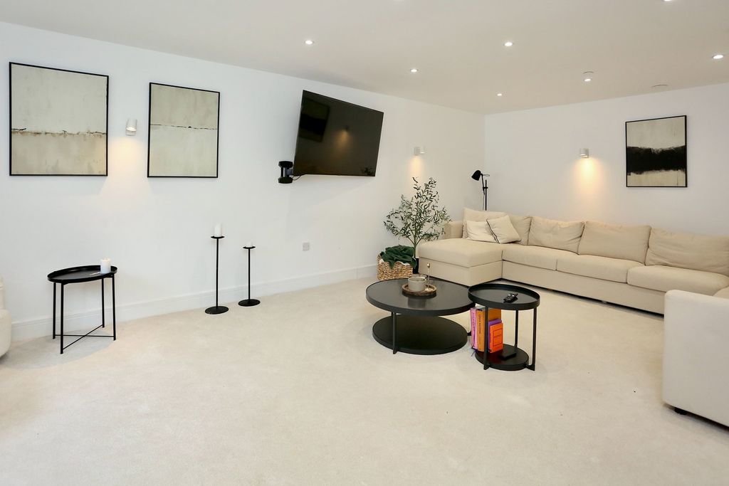 Property photo 2 of 27