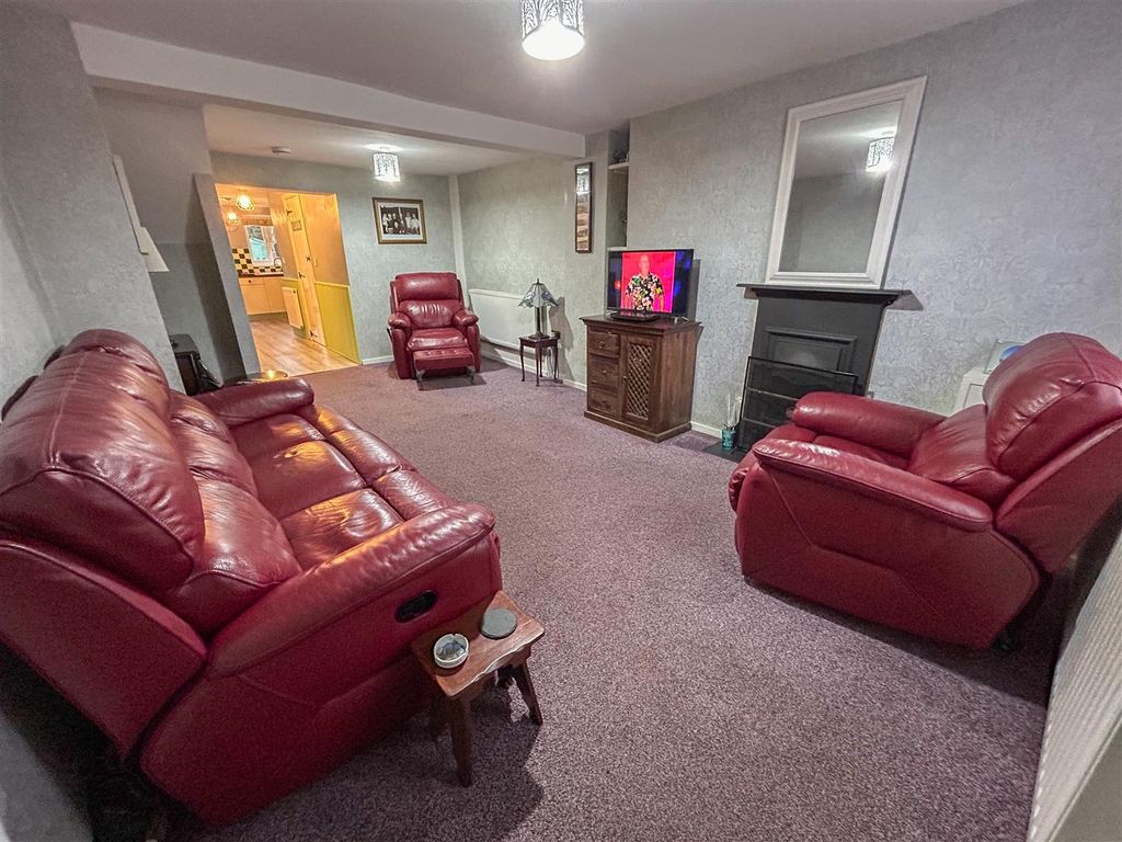 Property photo 2 of 13 Lounge