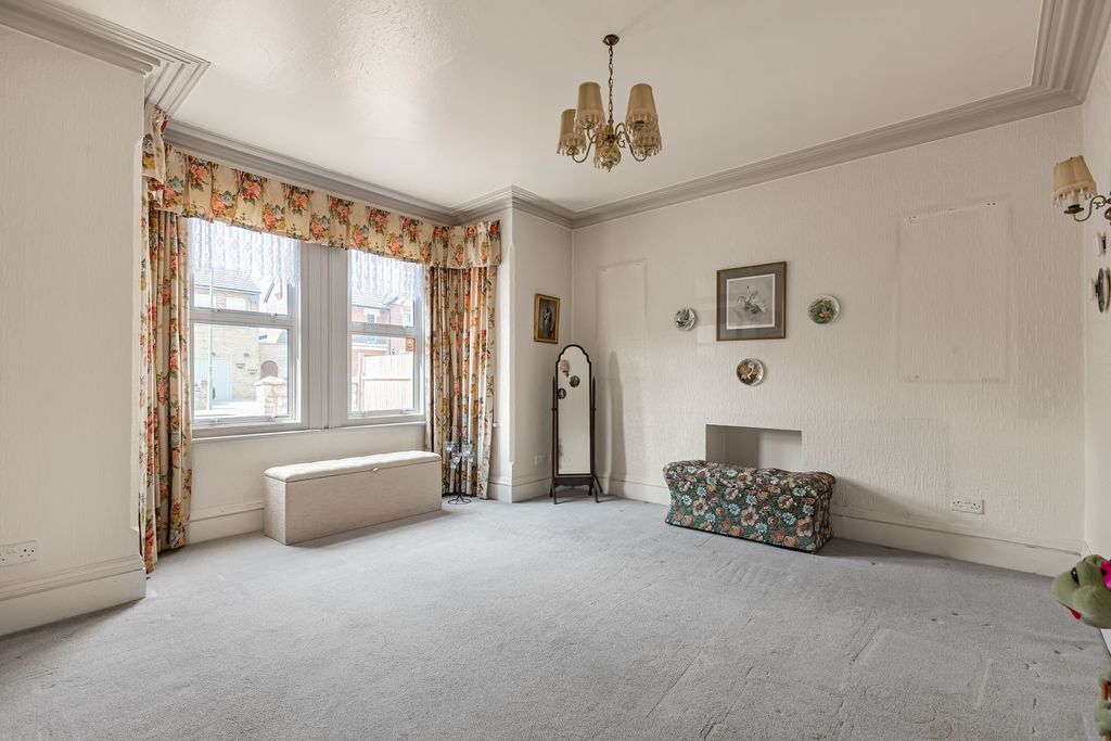 Property photo 2 of 27