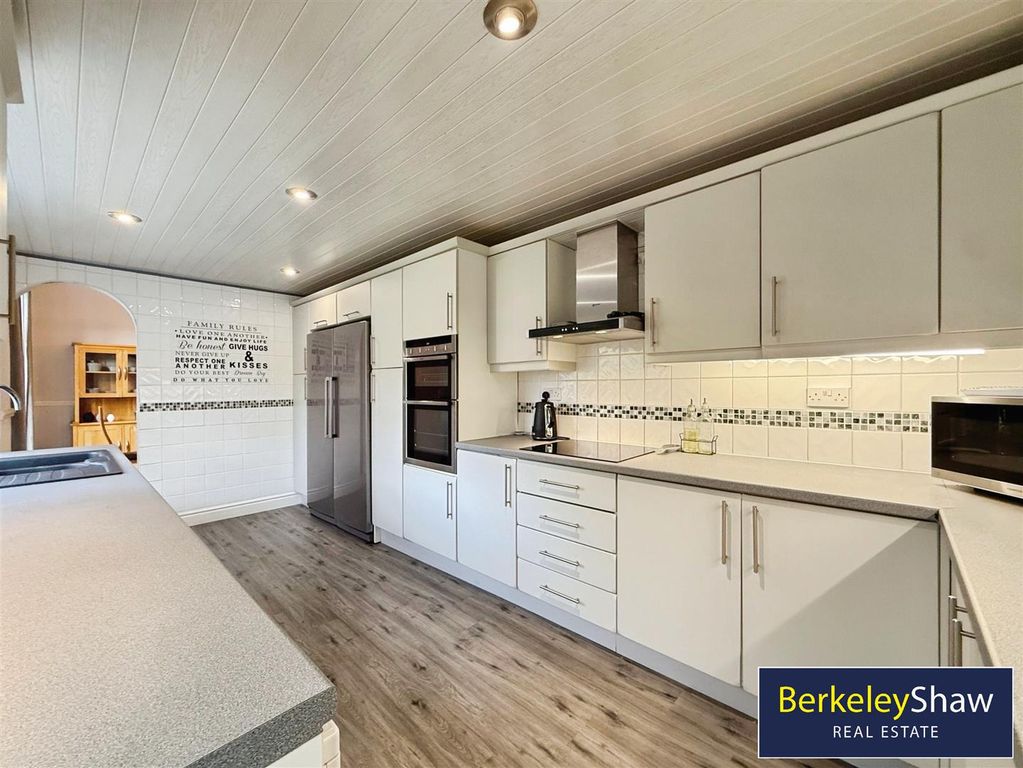 Property photo 3 of 28 Kitchen