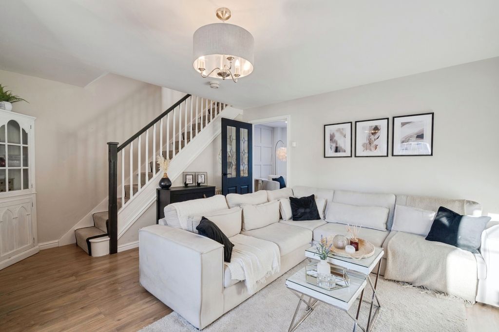 Property photo 2 of 17 Lounge