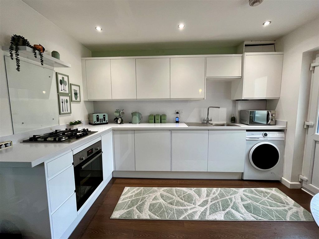Property photo 1 of 11 Newkitchen.Jpg