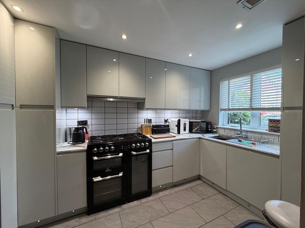 Property photo 2 of 13 0349E70F-1B93-4209-Acda-9Eb51c4Aab92.Jpg