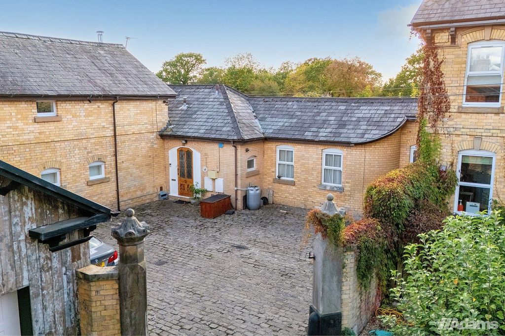 Property photo 2 of 31