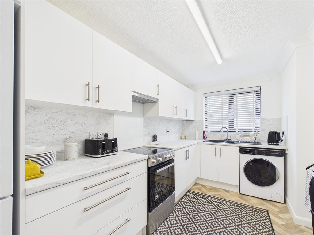 Property photo 3 of 10 Kitchen