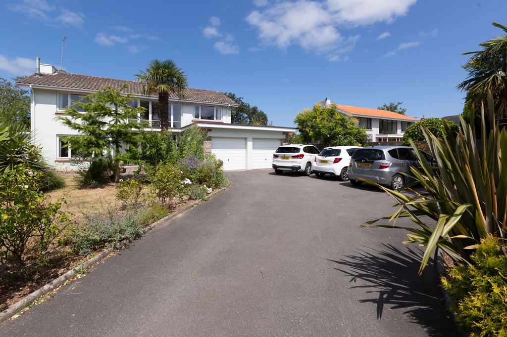 Property photo 2 of 33