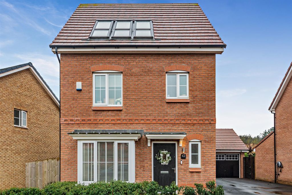 Property photo 1 of 14 8677968-Exterior02-800.Jpg